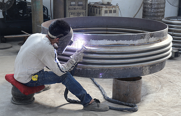 <a href=http://m.izacollection.com target=_blank class=infotextkey>補(bǔ)償器</a>焊接現(xiàn)場(chǎng)