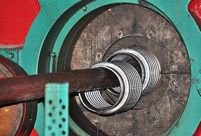 <a href=http://m.izacollection.com target=_blank class=infotextkey>補(bǔ)償器</a>波紋管生產(chǎn)現(xiàn)場(chǎng)